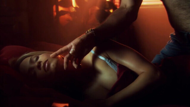 Christina Cox sexy - Blood Ties s01e06 (2007)