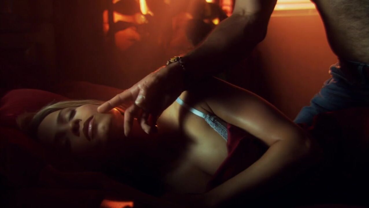 Christina Cox sexy - Blood Ties s01e06 (2007)