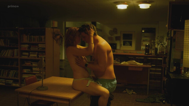 Martina Babisova nude - Holka od vedle (2025)