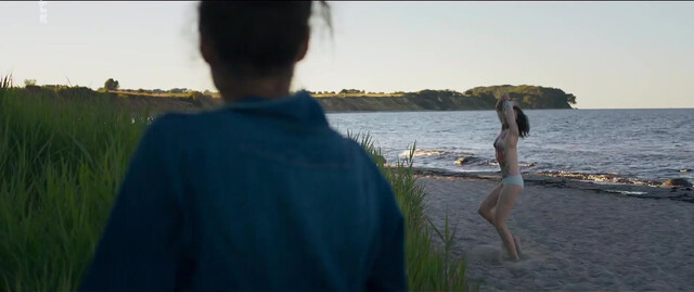 Meret Becker nude, Sabine Timoteo nude - Wer hat eigentlich die Liebe erfunden (2018)