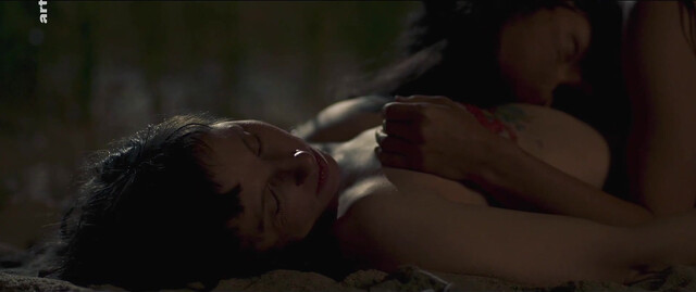 Meret Becker nude, Sabine Timoteo nude - Wer hat eigentlich die Liebe erfunden (2018)