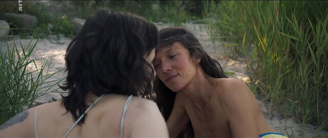 Meret Becker nude, Sabine Timoteo nude - Wer hat eigentlich die Liebe erfunden (2018)