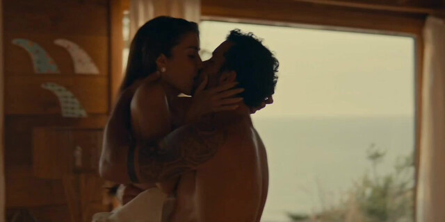 Hande Ercel sexy - Chasing the Wind (2025)