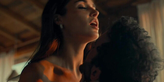 Hande Ercel sexy - Chasing the Wind (2025)