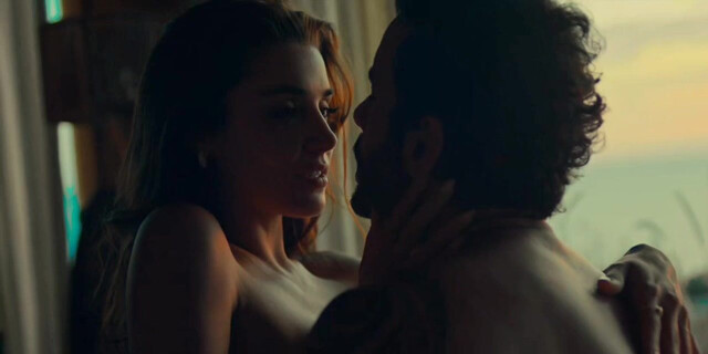 Hande Ercel sexy - Chasing the Wind (2025)