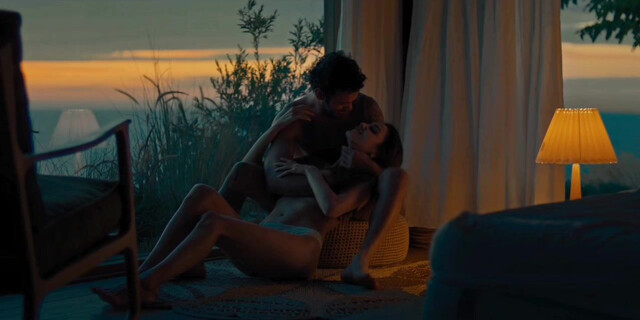 Hande Ercel sexy - Chasing the Wind (2025)