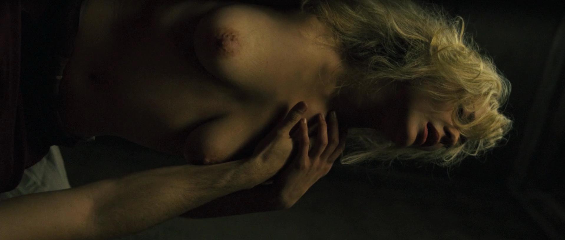 Marion Cotillard nude - La boite noire (2005)