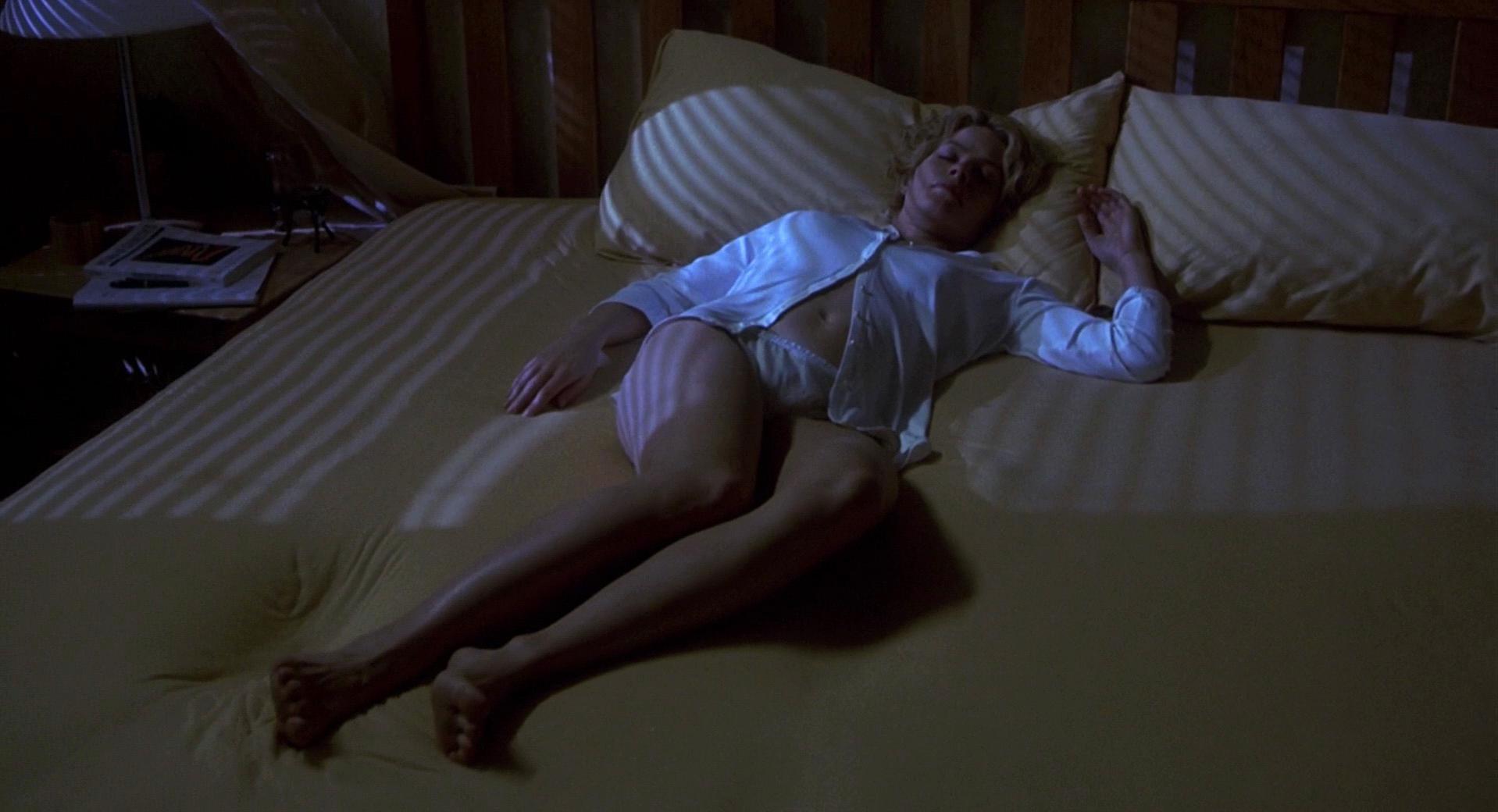 Elisabeth Shue sexy - Hollow Man (2000)