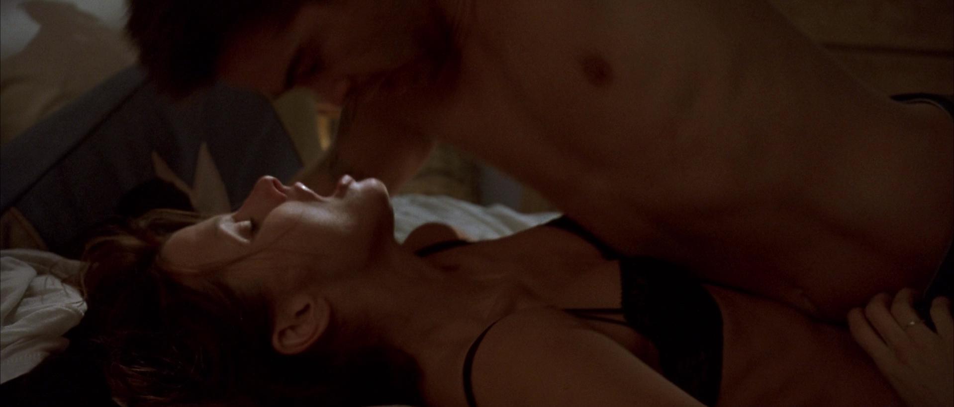 Bridget Moynahan sexy - The Recruit (2003)