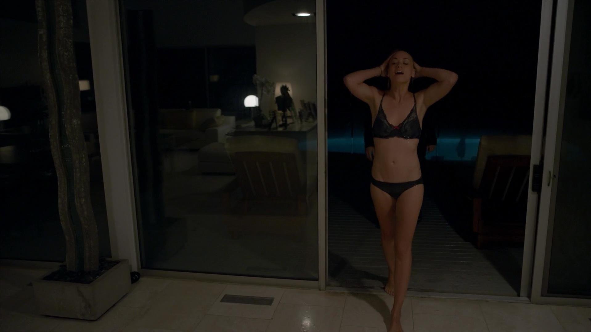 Yvonne Strahovski sexy - Louie s04e02 (2014)