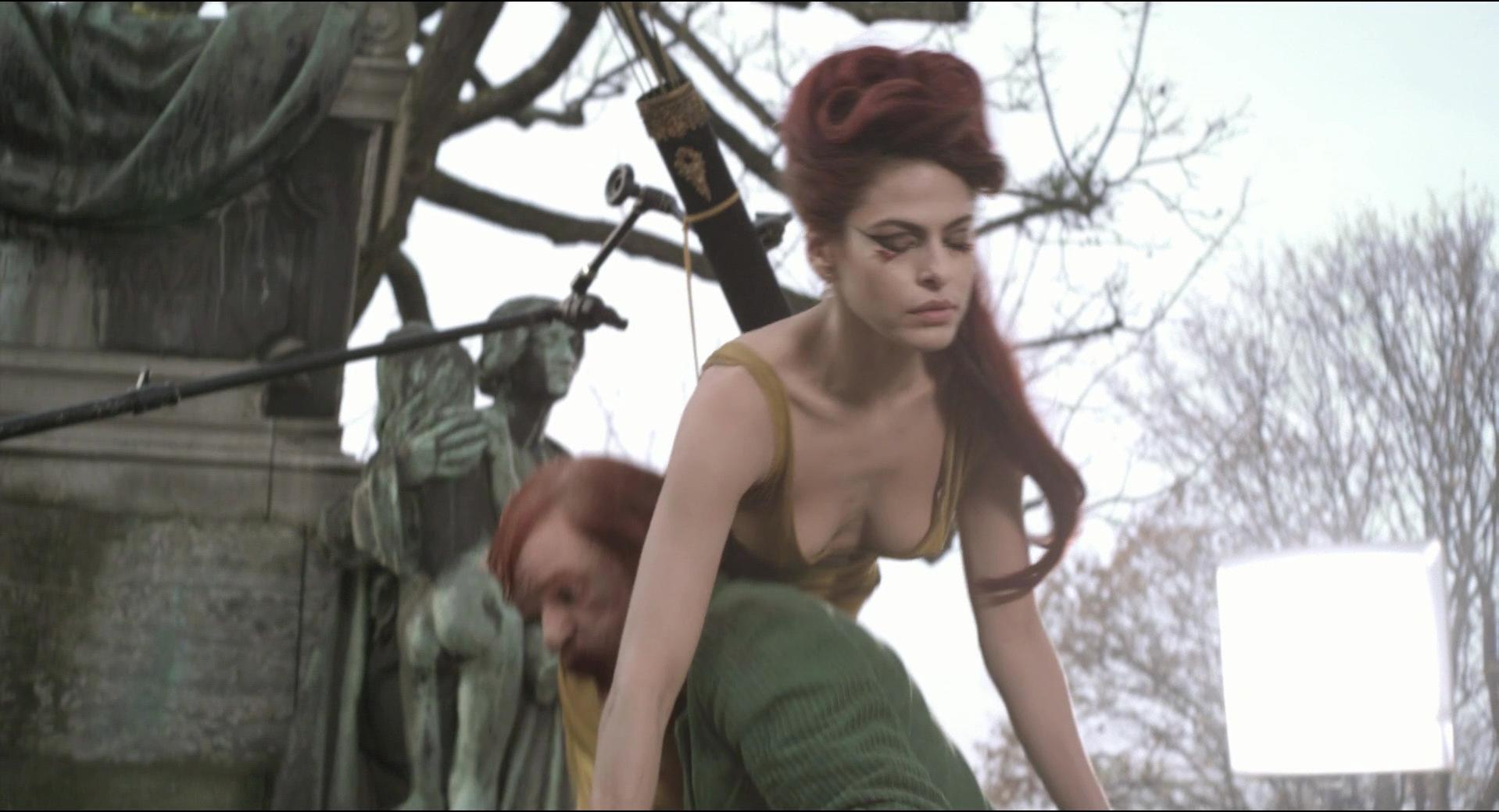 Eva Mendes sexy - Holy Motors (2012)