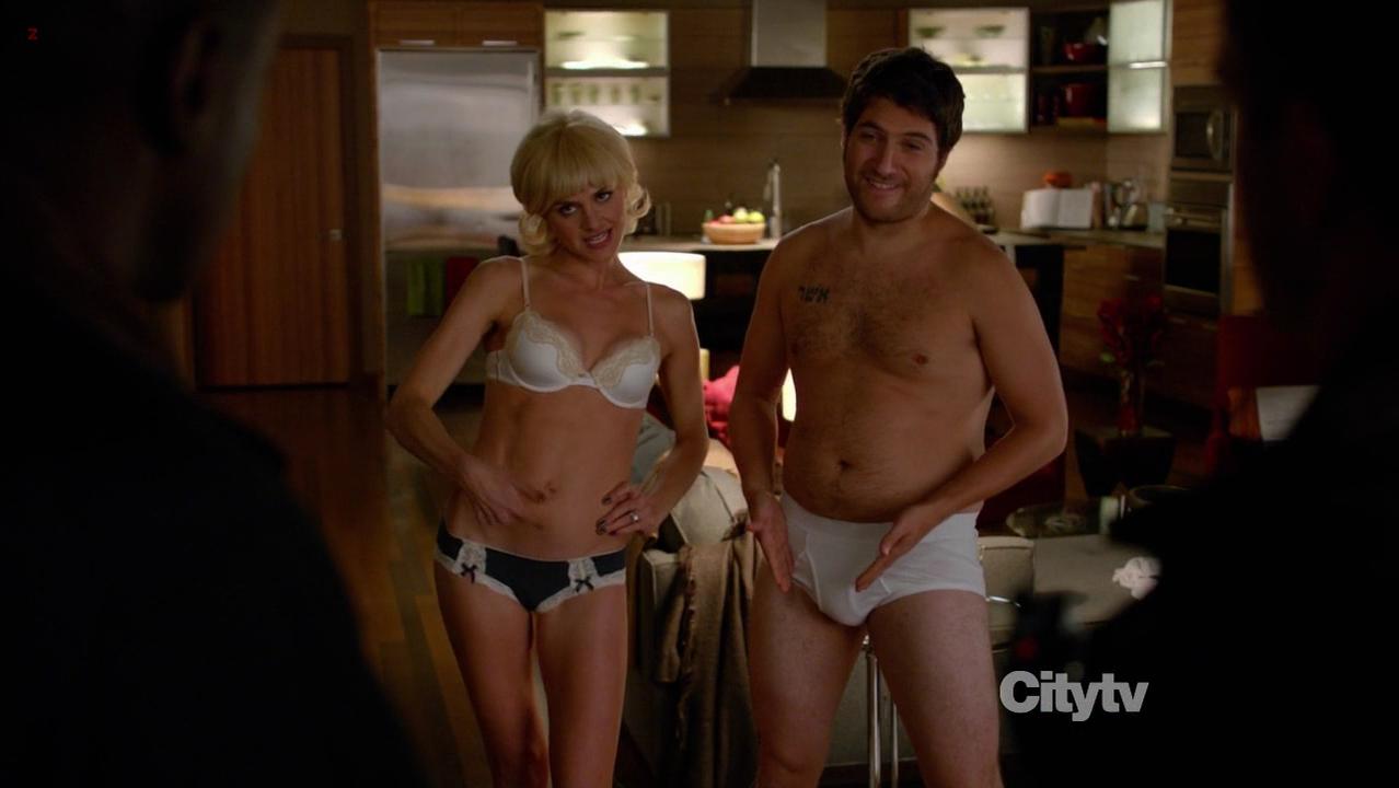 Eliza Coupe sexy - Happy Endings s02e10 (2012)